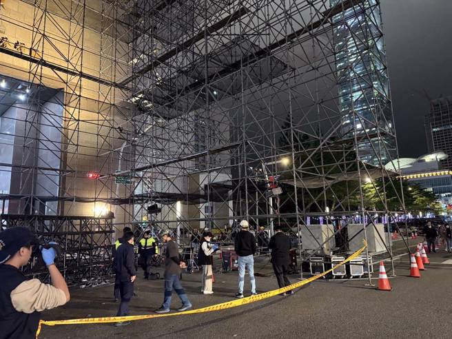 台北市市府外的跨年舞台，今天傍晚工人意外从高处坠落，当场无呼吸心跳送医亡。（翻摄画面）