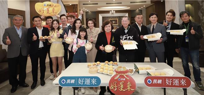 《好運來》演員群開心在棚內慶功。（民視提供）