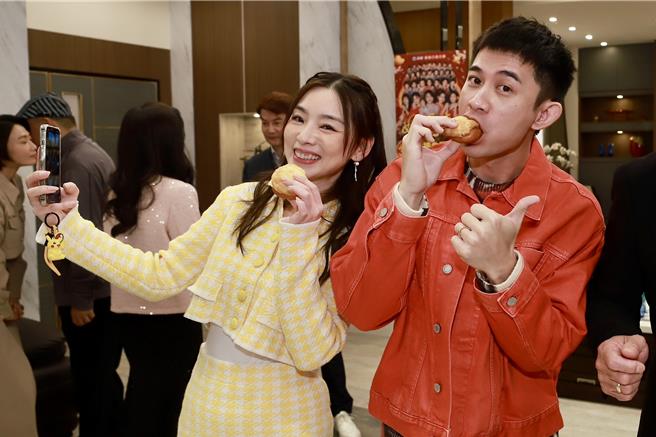 賴芊合、曾子益開心吃點心慶功。（民視提供）