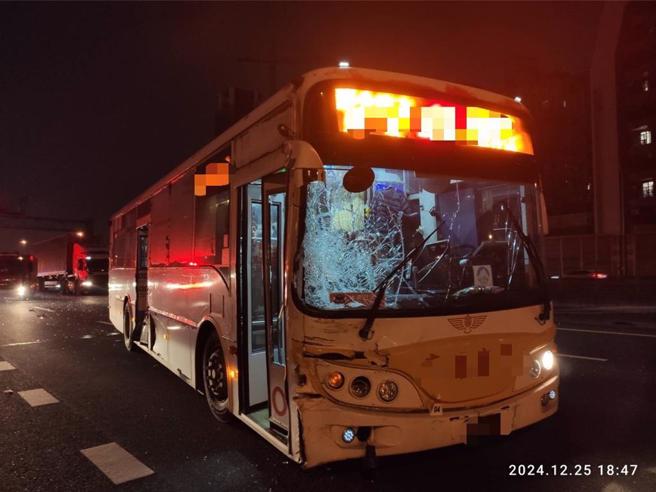 国道1号南向366公里处九如路段25日晚间6时许发生3车追撞事故，图为车头毁损的公车。（翻摄照片／林瑞益高雄传真）