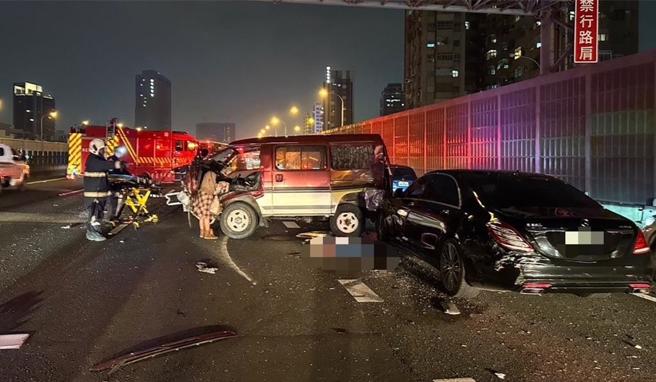 国道1号南向366公里处九如路段25日晚间6时许发生3车追撞事故，图为车祸现场。（翻摄照片／林瑞益高雄传真）