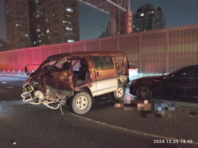 国道1号南向366公里处九如路段25日晚间6时许发生3车追撞事故，图为涉及此件车祸的小货车。（翻摄照片／林瑞益高雄传真）