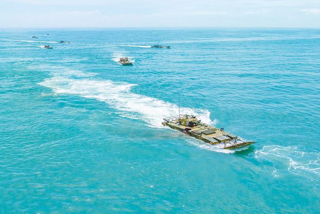 图为2024年8月，共军第73集团军某旅两栖装甲分队进行海上驾驶训练。（新华社）