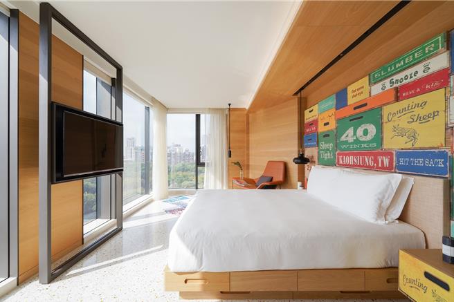 高雄英迪格酒店的「豪华精品房／特大床／独立浴缸／公园景观」房型。（高雄英迪格酒店提供）