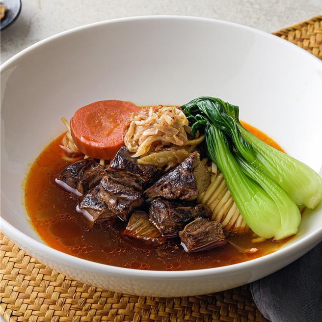 高雄英迪格酒店 Craft咖啡厅的英迪格牛肉麵。（高雄英迪格酒店提供）