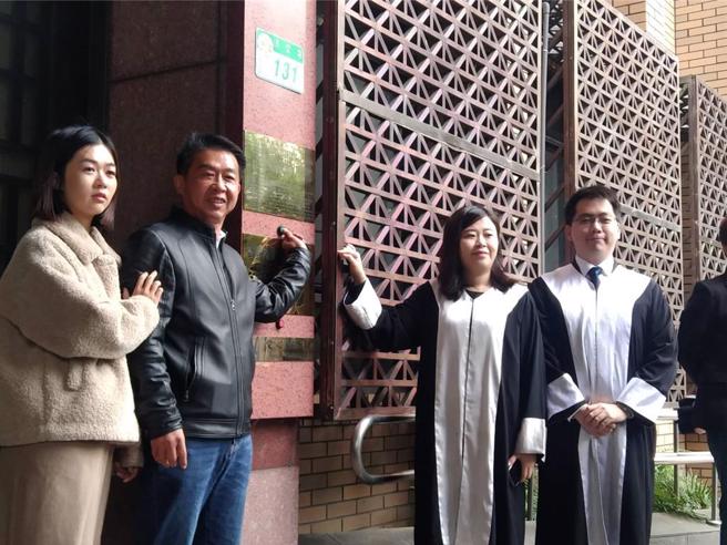 许智杰(左2)25日在女儿许馨(左1)陪同下按铃提告黄国昌。但随即有民眾爆料照片证明黄所言有据。（陈志贤摄）