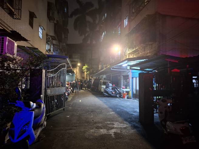 新北市樹林區光明街，晚間發生一名男子疑似在家玩鞭炮，遭炸爛右手掌，消防隊獲報到場緊急將傷者送醫。（翻攝畫面）