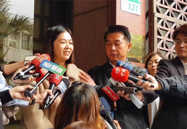 许智杰(左2)在女儿许馨(左1)陪同下提告白委黄国昌。（陈志贤摄）