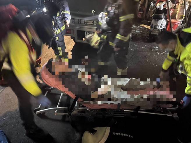 新北市樹林區光明街，晚間發生一名男子疑似在家玩鞭炮，遭炸爛右手掌，消防隊獲報到場緊急將傷者送醫。（翻攝畫面）