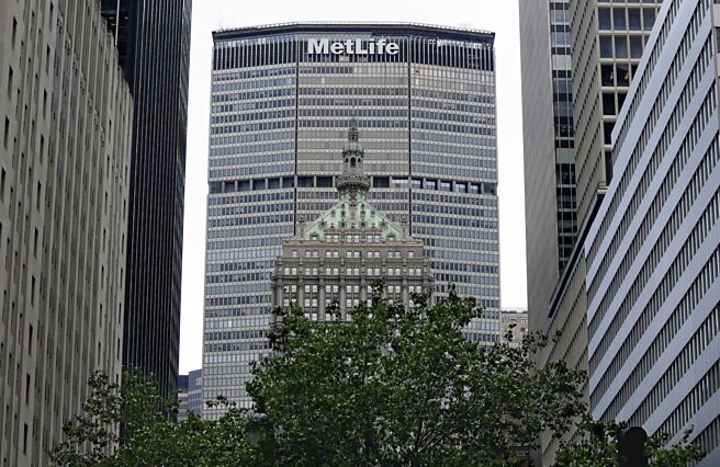 大都会集团将以最多12亿美元，收购持股集中在香港亿万富翁李泽楷手中的柏瑞投资。图／美联社