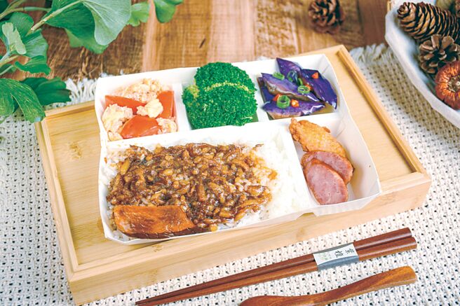 因應食材原物料與人力薪資攀升，鬍鬚張宣布，自25日起魯肉飯便當自80元調漲至85元，漲幅6.2％。圖／鬍鬚張提供