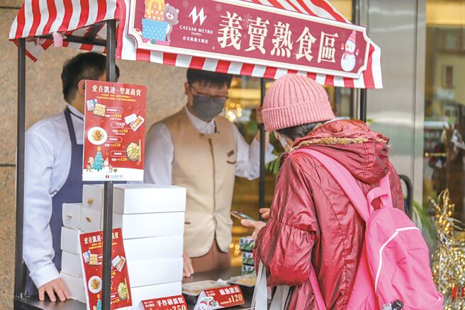 台北凯达大饭店「爱在凯达．圣诞义卖」活动现场，主厨团队精心准备的麻油鸡饭、鸳鸯炒粉和葱烧酥饼等美味餐点，香气四溢，吸引民眾前来共襄盛举。图／台北凯达大饭店提供