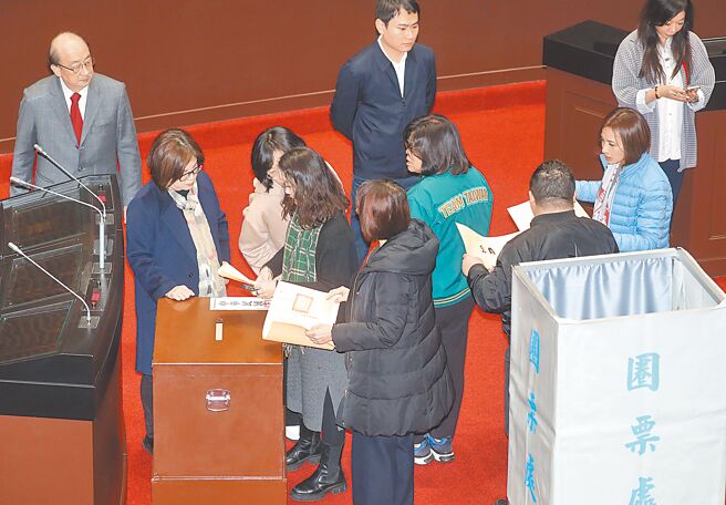 立法院24日行使大法官同意權表決，民進黨立委排隊亮票對劉靜怡投下不同意票。總召柯建銘表示，劉靜怡過去一路罵民進黨，因此祭出黨紀，任何人投同意票就開除黨籍。（資料照／陳君瑋攝）