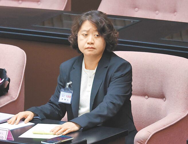 立法院24日行使大法官同意权表决，民进党立委排队亮票对刘静怡投下不同意票。（本报资料照片）