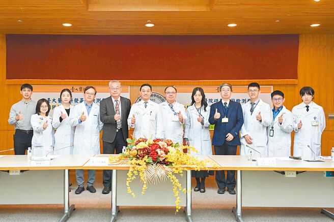 台大医院以目前学界已知与甲状腺癌有关的基因，设计出全台针对甲状腺癌基因检测中，最完整的次世代基因定序（NGS）套组，帮助精准使用标靶药物，目前也正申请健保给付。（台大医院提供／郑郁蓁台北传真）