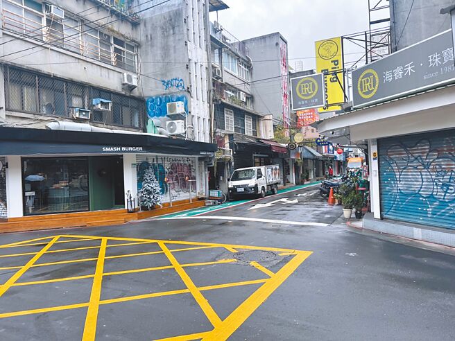 台北大巨蛋啟用後帶入大批人潮，讓沒落許久的東區商圈復甦，店面空置率從30％降至10％。（張珈瑄攝）