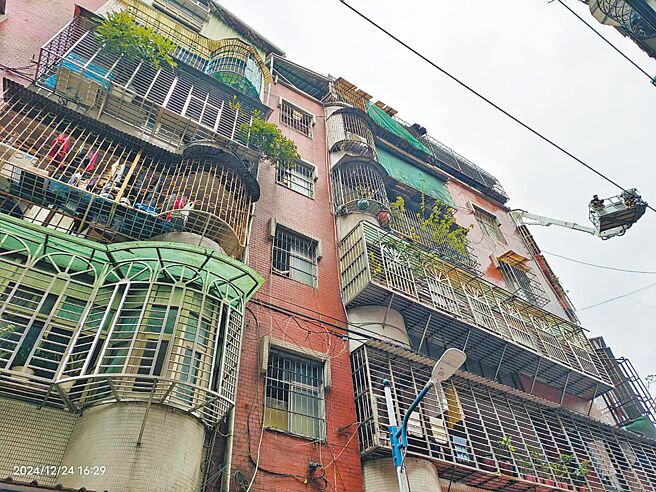 新北市中和区连城路某公寓顶楼加盖24日发生火警，住户51岁赵姓男子疑逃生不及命丧火窟。（新北市消防局提供／王扬杰新北传真）