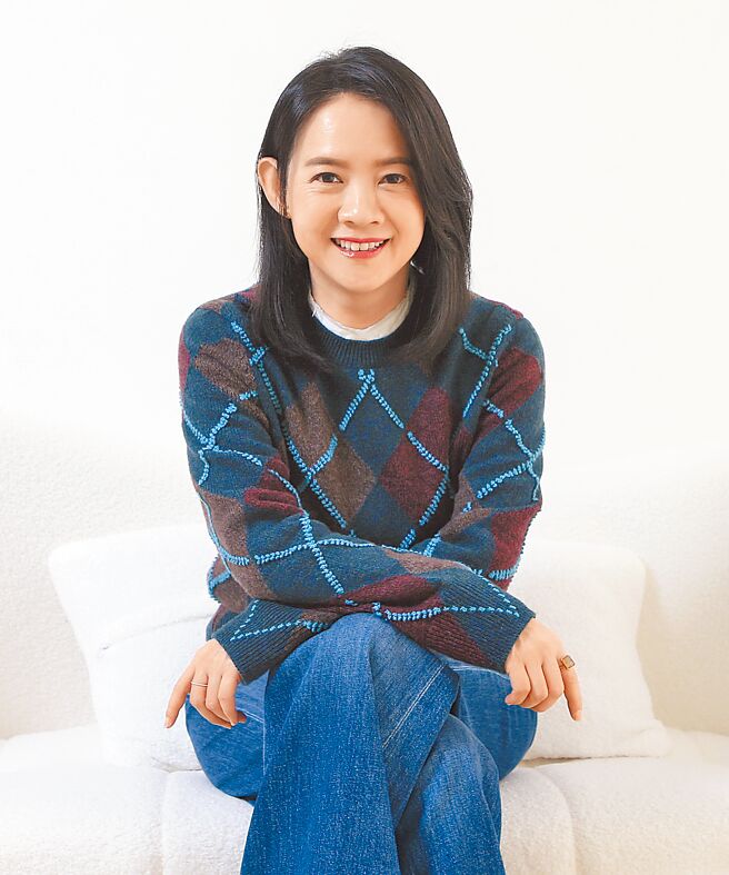 曾宝仪日前接受专访，分享过去亲友罹癌生病时的陪病经验。（赵双杰摄）（场地提供：旅居文旅）