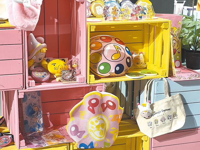 「小魔女DoReMi 25周年展」贩售多样实用性商品，包含抱枕、托特包等。（徐梓榕摄）