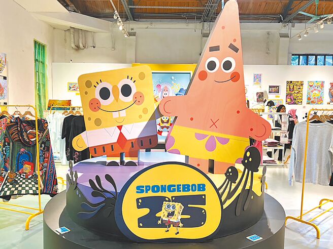 「海绵宝宝25周年期间限定快闪店」将时尚与艺术结合，在贩售商品之余，也展出潮流艺术家作品。（徐梓榕摄）