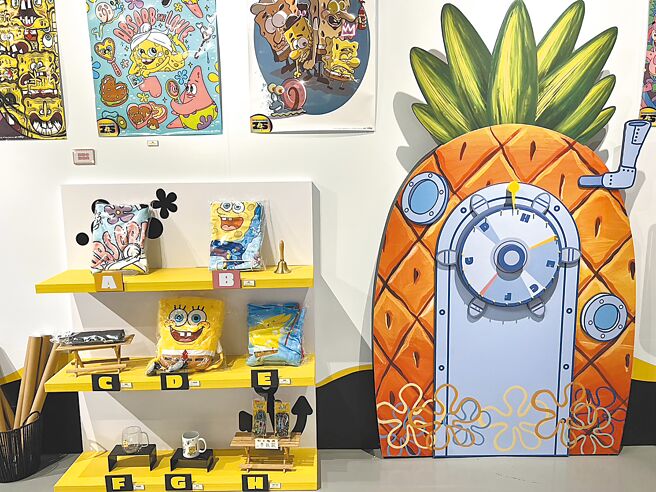 「海绵宝宝25周年期间限定快闪店」的凤梨屋抽奖转盘，可花350元试试手气。（徐梓榕摄）