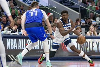 NBA》东契奇耶诞大战竟伤退 爱德华兹领军灰狼胜独行侠