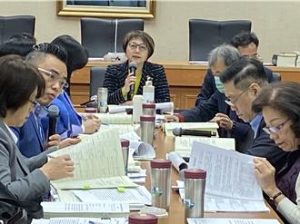 學檔商品化、不利弱勢生 教育部：明年每人發1本製作手冊