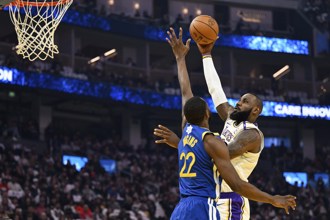 NBA》里夫斯準絕殺上籃建功 湖人一眉哥傷退仍險勝勇士