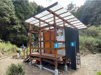 阿里山眠月線新設生態公廁 方便屋解決「小白花」困擾