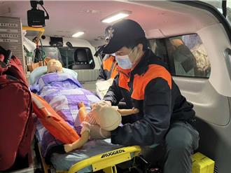 孕婦車上急產救護員接生 男寶寶順利登入地球