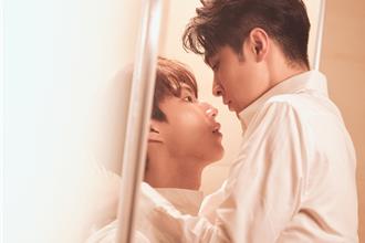 金雲、林宇一路吻進浴室濕身交纏！脫衣半裸大露猛肌