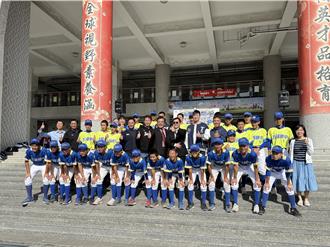 校友回歸！12強投手黃子鵬、投手教練林岳平 現身高雄五福國中