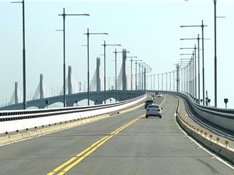 金門大橋車輛分流元旦啟動 機車、行人爭搶2.5公尺寬車道