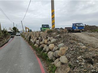 台中大甲农田逢雨土堤渗漏 水利局斥百万古法修復