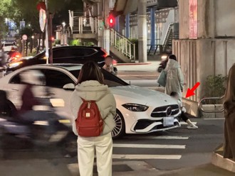女學生過馬路被賓士車撞擊 遭輪胎輾過「跛腳」送醫