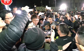 影》北院外爆發警民衝突！ 小草被阻高喊「要旁聽」