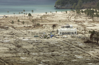 影》23萬人喪命！南亞海嘯20周年 刺耳警報響3分鐘致哀