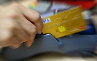 新神卡就位 银行换招拚消金