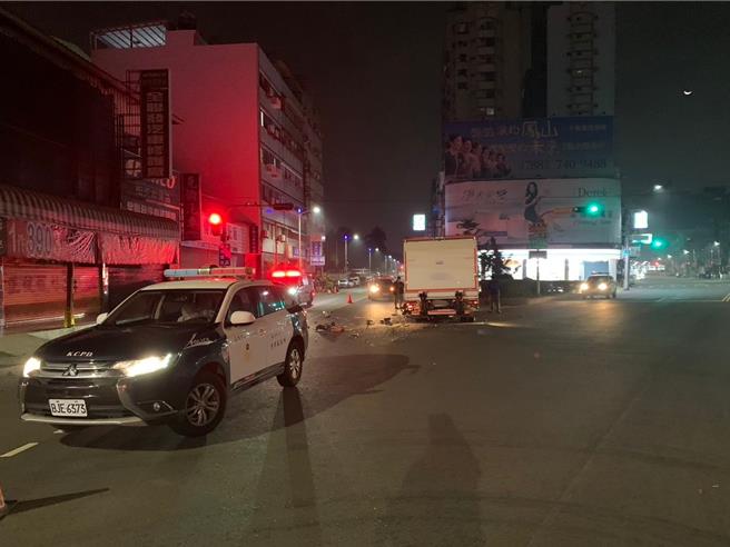車禍發生後警方在現場擺放三角錐，並在周邊戒護。（民眾提供／紀爰高雄傳真）
