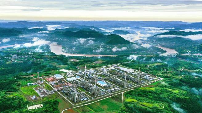 陆再添年产能破百亿立方米大气田。图为7000余米超深高含硫生物礁大气田——元坝气田。（中国石化西南石油局）