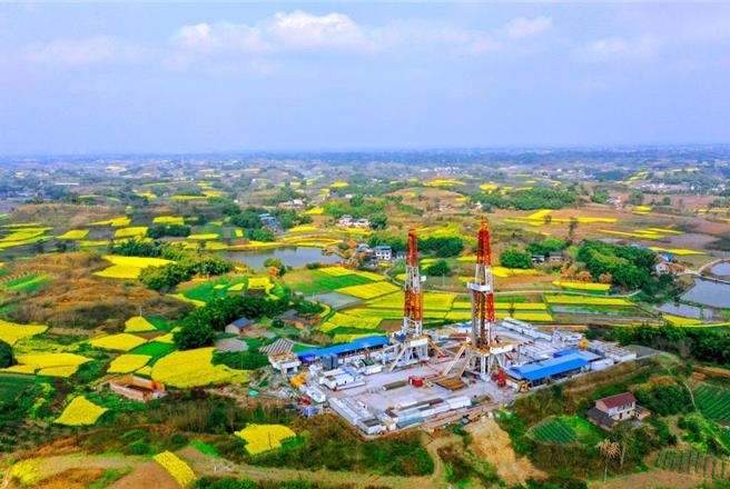 陆再添年产能破百亿立方米大气田。图为大陆首个探明储量超千亿立方米的深层页岩气田——威荣页岩气田。（中国石化西南石油局）