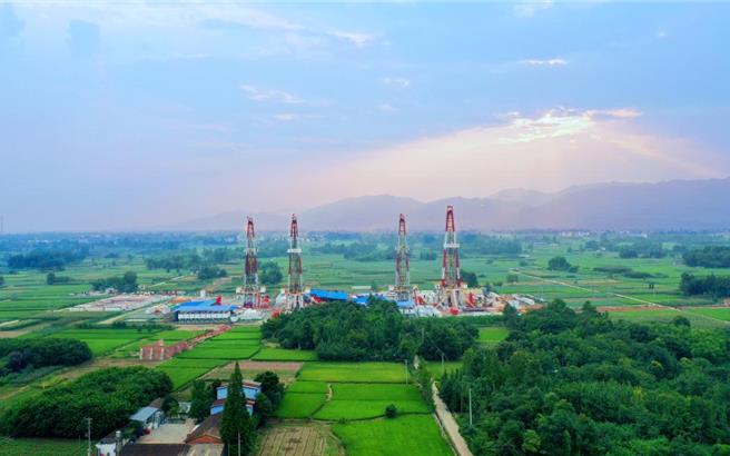 陆再添年产能破百亿立方米大气田。图为大陆首个探明储量超千亿立方米的深层页岩气田——威荣页岩气田。（中国石化西南石油局）