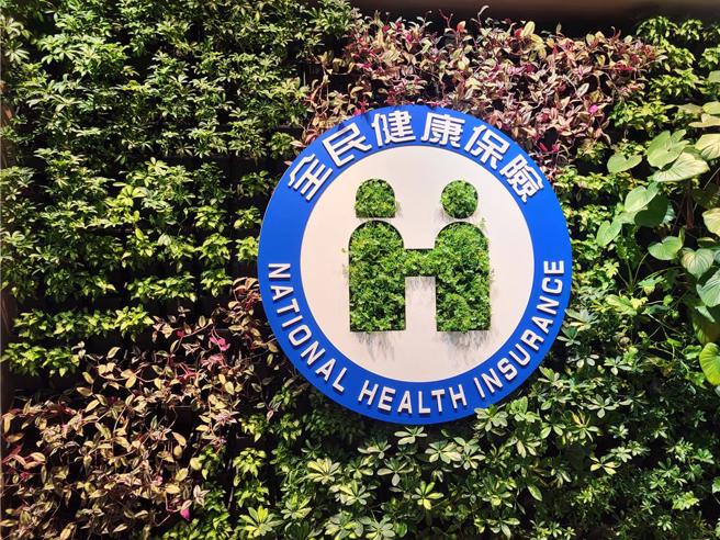 蓝白立委提案由中央补助65岁以上长者保费，卫福部部长邱泰源认为要考虑世代正义。（本报资料照片）