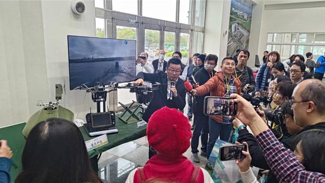 雷虎科技总经理苏圣杰25日手持雷虎百分之百产制的自杀式无人机（FPV），亲自向国内外媒体介绍此新款的无人机。图／雷虎提供