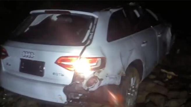 基隆市中正区25日晚间一辆白色自小客车疑似因大雨视线不佳滑落调和街266巷山坡。消防局出动顺利将1男1女伤者救出送医，但该自小客车却未悬挂车牌。（基隆市消防局提供／徐佑升基隆传真）