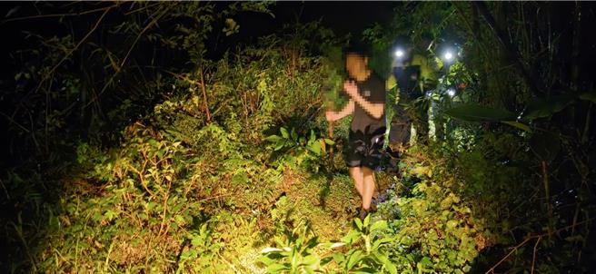 基隆市中正区25日晚间一辆白色自小客车疑似因大雨视线不佳滑落调和街266巷山坡。消防局出动顺利将1男1女伤者救出送医，但该自小客车却未悬挂车牌。（基隆市消防局提供／徐佑升基隆传真）