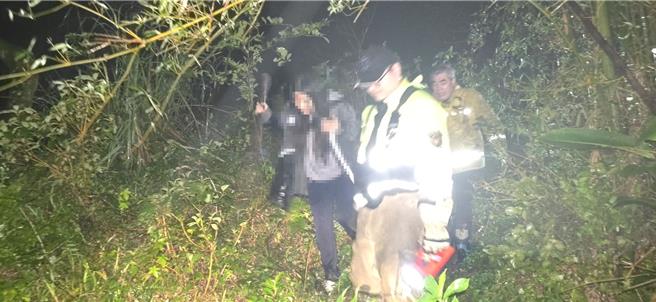 基隆市中正区25日晚间一辆白色自小客车疑似因大雨视线不佳滑落调和街266巷山坡。消防局出动顺利将1男1女伤者救出送医，但该自小客车却未悬挂车牌。（基隆市消防局提供／徐佑升基隆传真）