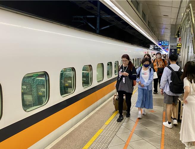 台湾高铁提醒，春节疏运预估北返人潮将集中于2月1日初四、2月2日初五，提醒旅客提早购买北返车票。（本报资料照片）