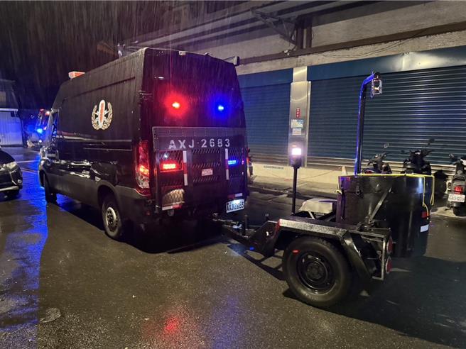 樹林光明街民宅驚傳爆炸案，刑事局偵五大隊到場採證。（警方提供）