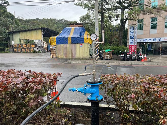 捷运汐止东湖线要径工程2024年12月20日完成迁移大同路自来水管线。（捷运局提供）